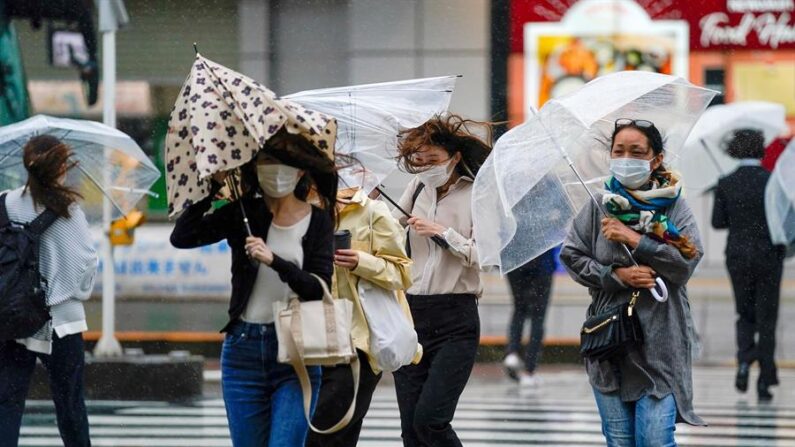 La Agencia Meteorológica de Japón (JMA) emitió el sábado una alerta especial ante la llegada a la isla de Kyushu (suroeste) el domingo del poderoso tifón Nanmadol, calificado de tormenta "sin precedentes" en el país. EFE/EPA/Kimimasa Mayama/Archivo