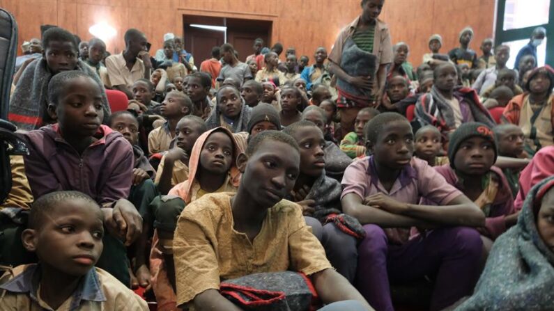 Imagen de archivo de un grupo de estudiantes liberados, tras ser secuestrados en el ataque a una escuela de educación secundaria en Nigeria. EFE/ Stringer