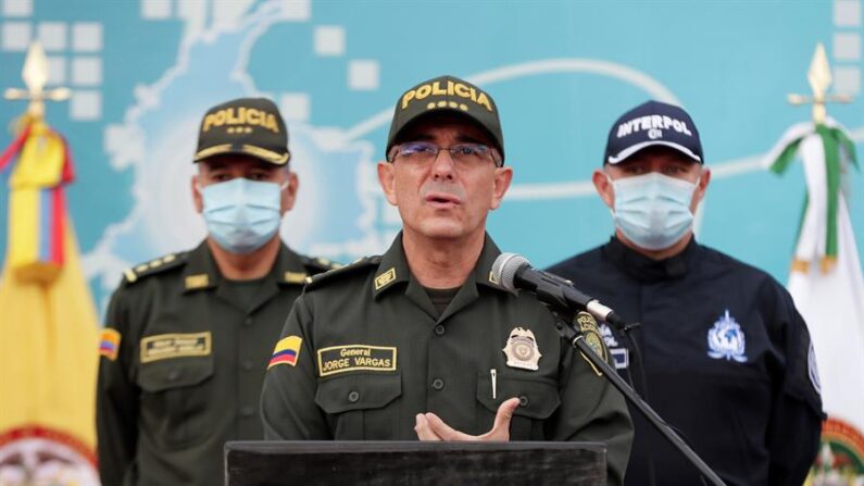 El director de la Policía de Colombia, el general Jorge Luis Vargas (centro), en una fotografía de archivo. (EFE/Carlos Ortega)