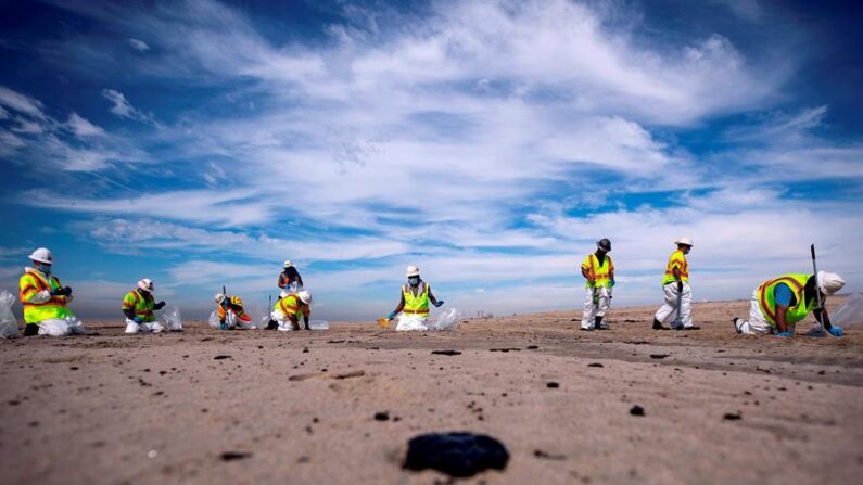 Vista de las labores de limpieza de Huntington Beach, California, el 4 de octubre de 2021, afectada por un derrame de petróleo. EFE/Etienne Laurent