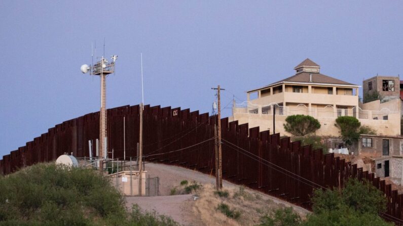 Una torre de vigilancia se encuentra en la frontera entre Estados Unidos y México en Nogales, Arizona, el 23 de mayo de 2018. (Samira Bouaou/The Epoch Times)