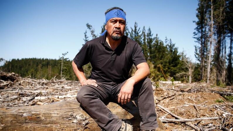 Héctor Llaitul, el werkén o portavoz de la Coordinadora Arauco Malleco (CAM), organización que reivindica la autonomía del pueblo mapuche frente al Estado de Chile, posa en entrevista con Efe el 9 de octubre de 2021 en los alrededores de la sureña ciudad de Carahue (Chile), situada en la región de la Araucanía. EFE/José Caviedes