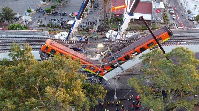 Fotografía de archivo tomada con un dron, que muestra el colapso de los vagones del metro de la Línea 12, el 4 de mayo de 2021 en la Ciudad de México (México). EFE/Sáshenka Gutiérrez