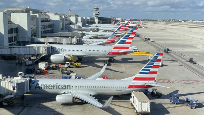 Vista general del centro de operaciones de American Airlines en la pista del Aeropuerto Internacional de Miami (MIA) en Miami (Florida) el 24 de diciembre de 2020. (Daniel Slim/AFP vía Getty Images)