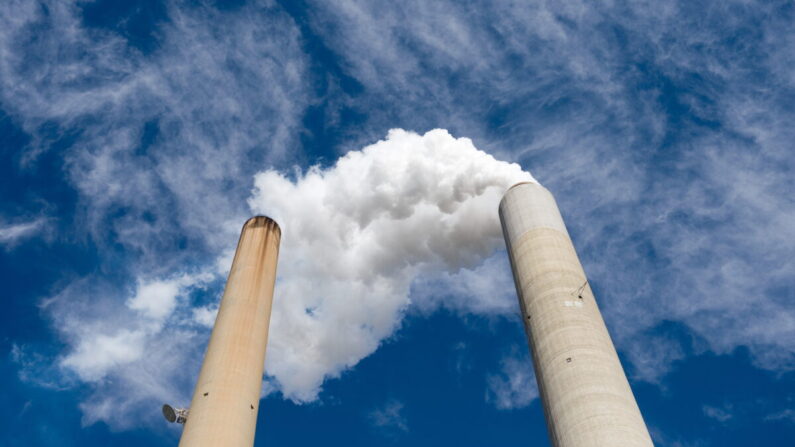 Pila de humo en la planta de energía de carbón Mountaineer de American Electric Power (AEP) en New Haven, Virginia Occidental, el 30 de octubre de 2009. (Saul Loeb/AFP a través de Getty Images)
