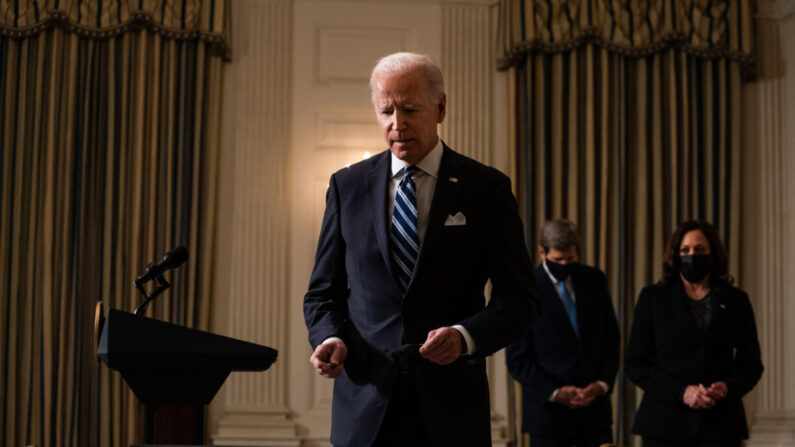 El presidente de los Estados Unidos, Joe Biden, se prepara para firmar órdenes ejecutivas después de hablar sobre temas de cambio climático en el Comedor Estatal de la Casa Blanca en Washington el 27 de enero de 2021. (Anna Moneymaker-Pool/Getty Images)