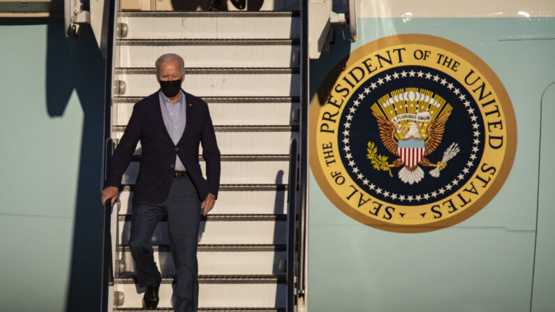 El presidente Joe Biden aterriza en el aeropuerto de Long Beach con el gobernador de California Gavin Newsom en Long Beach, California, el 13 de septiembre de 2021. (John Fredricks/The Epoch Times)
