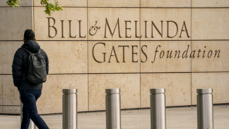 Un peatón camina junto a la Fundación Bill y Melinda Gates en Seattle, Washington, el 4 de mayo de 2021. (David Ryder/Getty Images)