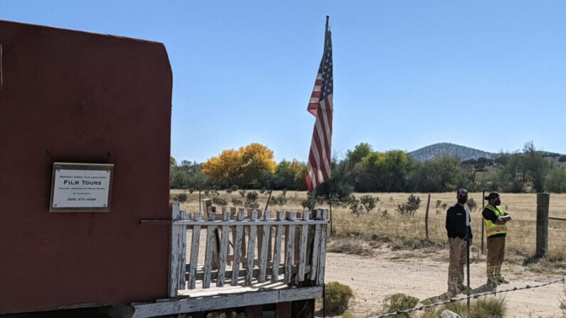 Guardias de seguridad se paran en la entrada del Rancho Bonanza Creek, en Santa Fe, Nuevo México, el 22 de octubre de 2021. (Anne Lebreton/AFP a través de Getty Images)