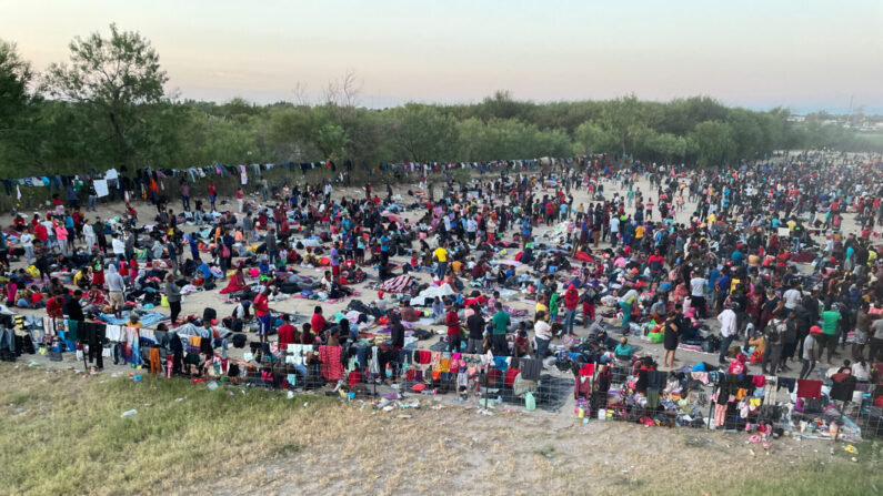 Miles de inmigrantes ilegales se reúnen cerca del puente internacional después de cruzar el Río Grande, en Del Río, Texas, el 16 de septiembre de 2021. (Charlotte Cuthbertson/The Epoch Times)