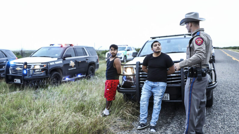 La policía estatal de Texas arresta a dos ciudadanos estadounidenses que transportaban a tres extranjeros ilegales a San Antonio, en el condado de Kinney, Texas, el 20 de octubre de 2021. (Charlotte Cuthbertson/The Epoch Times)