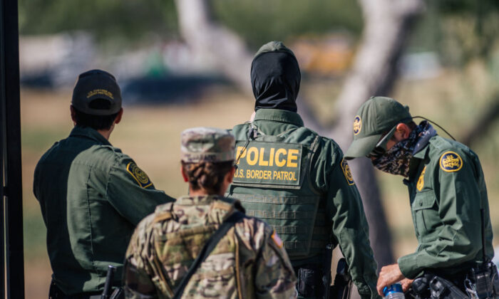Agentes de la Patrulla Fronteriza y miembros de la Guardia Nacional de Estados Unidos patrullan un puesto de control en Texas el 22 de septiembre de 2021. (Brandon Bell/Getty Images)