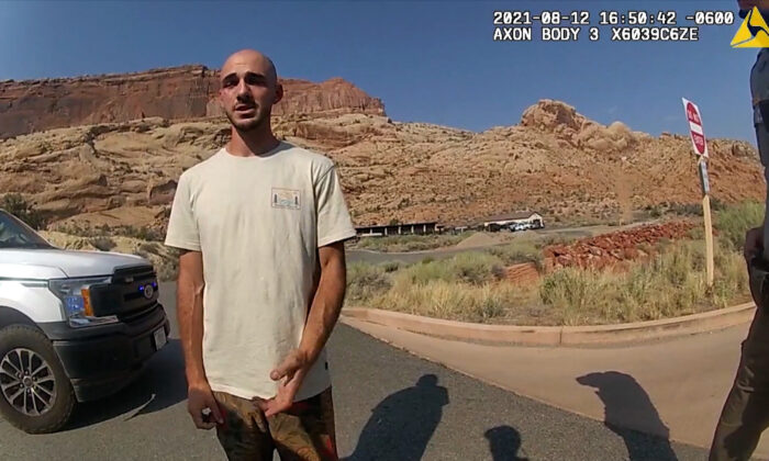 En esta captura de pantalla de un video de una cámara policial, Brian Laundrie habla con un agente después de que la policía detuviera la furgoneta en la que viajaba con su novia, Gabrielle "Gabby" Petito, cerca de la entrada del Parque Nacional Arches (Utah) el 12 de agosto de 2021. (Departamento de Policía de Moab)