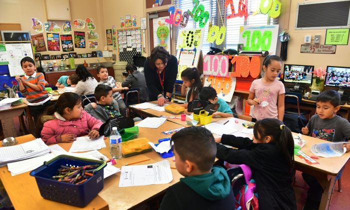 Niños en una escuela en Pacoima, California, el 8 de febrero de 2019. (Frederic J. Brown/AFP/Getty Images)
