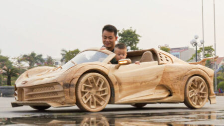 Carpintero construye Bugatti de madera para su hijo: «Dicen que soy el carpintero más loco del mundo»