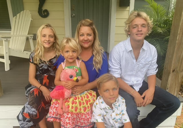 Rylin, Hartlyn, Casey Paxton y Nolan Goff se reúnen en el porche de su casa en Flagler Beach, Florida. 7 de octubre de 2021 (Foto, cortesía de Casey Goff) 