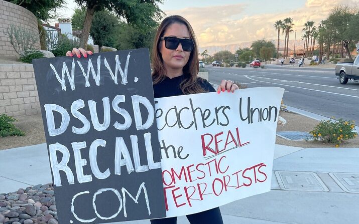 Celeste Fiehler protesta fuera de la reunión de la junta del Distrito Escolar Unificado de Desert Sands en La Quinta, California, el 5 de octubre de 2021. (Cortesía de Celeste Fiehler)
