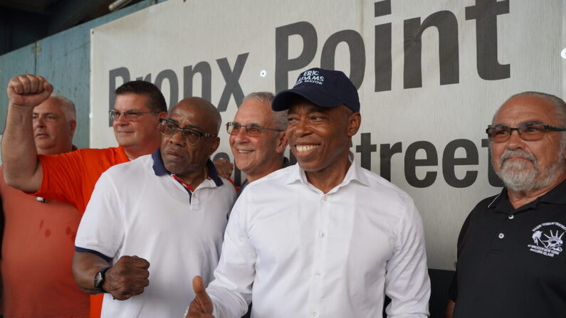 Eric Adams participa en una manifestación organizada por los trabajadores en Brooklyn, Nueva York, el 23 de agosto de 2021. (Enrico Trigoso/The Epoch Times)