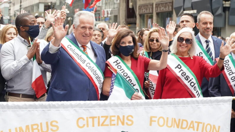 La gobernadora Kathy Hochul participa en el desfile del Día de la Raza en Manhattan, Nueva York, el 11 de octubre de 2021. (Enrico Trigoso/The Epoch Times)