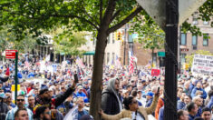 Miles de bomberos de NY protestan contra los decretos de vacunación del alcalde Bill de Blasio