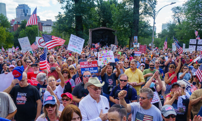 Miles de personas manifestaron su oposición a las órdenes de vacunación y de uso de mascarillas frente a la Casa del Estado de Massachusetts el 26 de septiembre. (Learner Liu/Epoch Times）