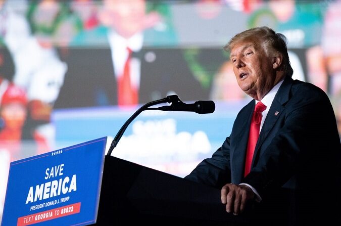 El expresidente Donald Trump habla en un mitin en Perry, Georgia, el 25 de septiembre de 2021. (Sean Rayford/Getty Images)