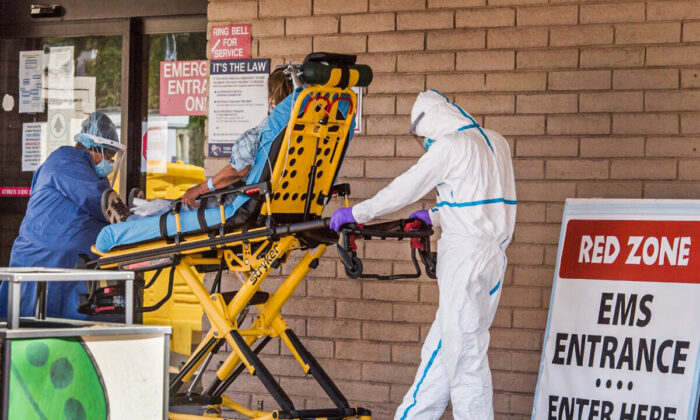 Un paciente es llevado desde una ambulancia a la sala de emergencias de un hospital en la ciudad de Tuba City, en la Nación Navajo, Arizona, durante el toque de queda impuesto para tratar de detener la propagación del coronavirus causante de Covid-19 (Mark Ralston/ AFP) (Foto de Mark Ralston/AFP vía Getty Images)