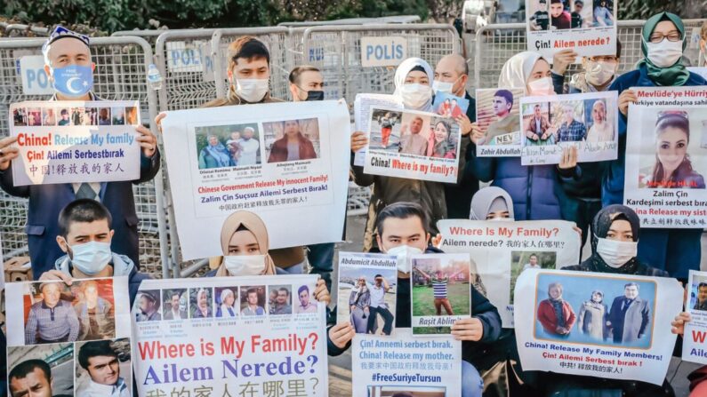 Miembros de la comunidad uigur en Estambul, Turquía, sostienen pancartas para pedir noticias de sus familiares en China el 30 de diciembre de 2020. (Bulent Kilic/AFP vía Getty Images)
