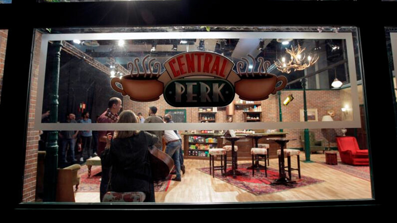 Recreación del escenario de la cafetería "Central Perks" de "Friends" en una exposición con motivo del 25 aniversario de su estreno. EFE/Carlos Pérez