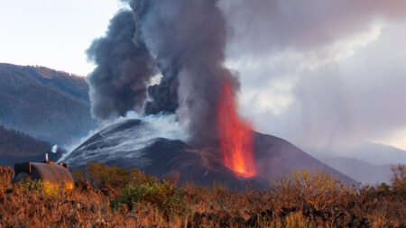 Las coladas ganan altura mientras sigue temblando la tierra en La Palma