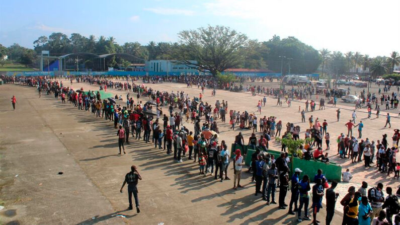 Migrantes, en su mayoría haitianos, hacen fila para tramitar su solicitud de refugiados el 11 de octubre de 2021, en la ciudad de Tapachula, estado de Chiapas (México). EFE/ Juan Manuel Blanco