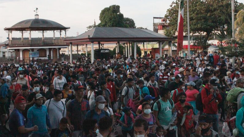 Migrantes caminan en una caravana el 23 de octubre de 2021, en Tapachula, estado de Chiapas, México. (EFE/Juan Manuel Blanco)