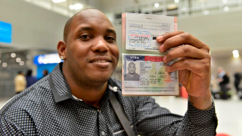 Fotografía de archivo donde aparece un hombre que muestra su visa estadounidense a su llegada a Miami (EE.UU.). EFE/Giorgio Viera