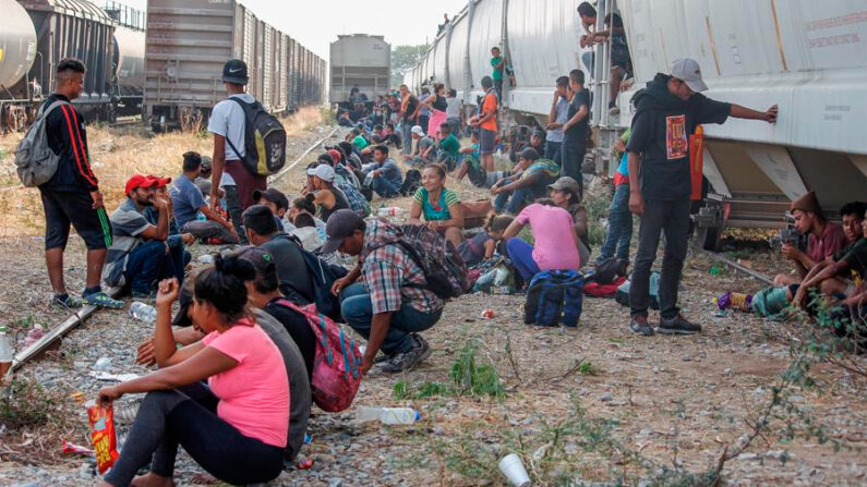 Fotografía de archivo en la que se observa a migrantes centroamericanos esperan abordar las góndolas del tren "La Bestia" en el municipio de Ixtepec, en el estado de Oaxaca (México). EFE/Luis Villalobos