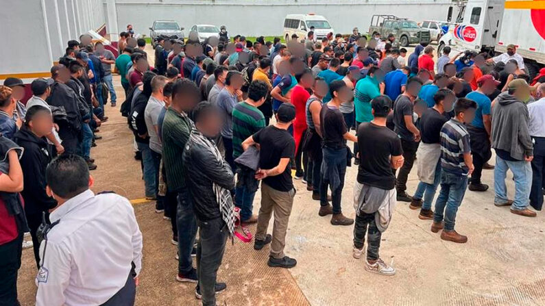 Fotografía cedida por la Secretaría de Gobernación, que muestra a 334 migrantes rescatados en el estado de Veracruz (México). EFE/Secretaría de Gobernación