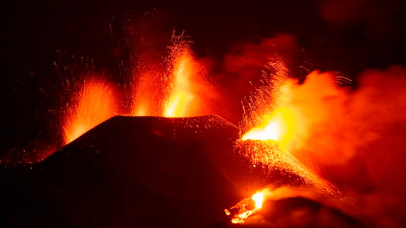 Actividad eruptiva del volcán Cumbre Vieja, en la isla canaria de La Palma (España), el 22 de octubre de 2021 por la noche. EFE/Miguel Calero