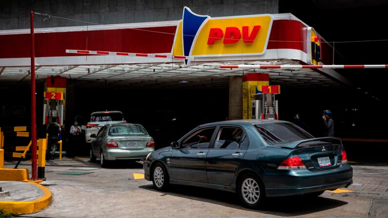 Vehículos esperan en una fila para surtir gasolina en Caracas (Venezuela), en una fotografía de archivo. EFE/Rayner Peña R