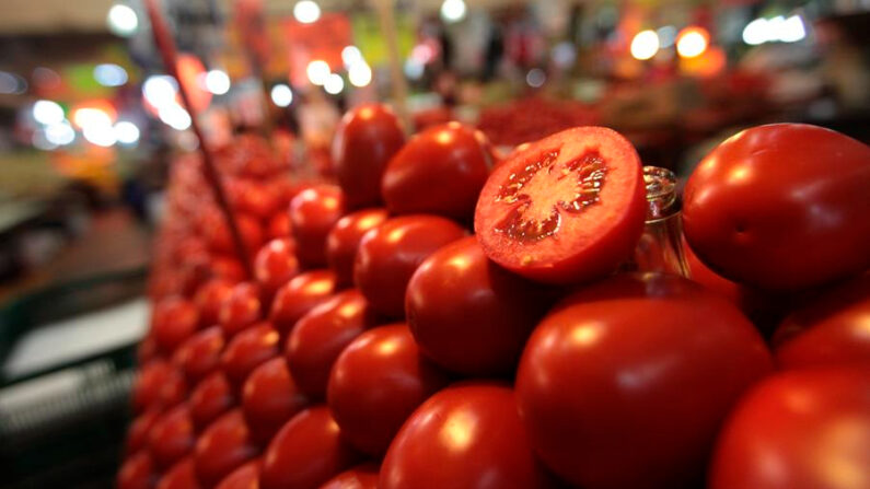Fotografía de archivo de tomates para la venta el en un mercado de Ciudad de México (México). EFE/ Sáshenka Gutiérrez