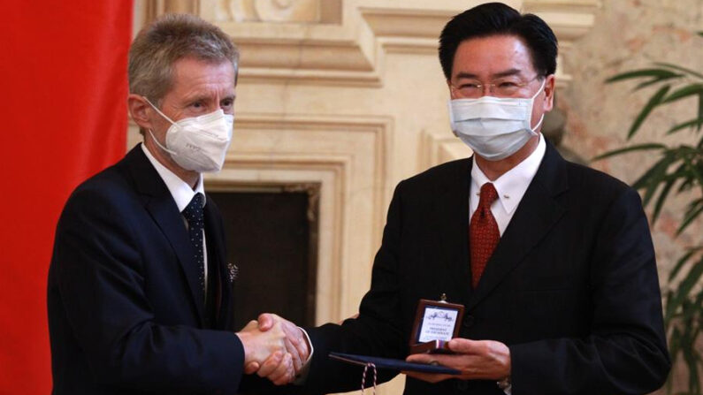 El ministro de Exteriores de Taiwán, Joseph Wu (d), tras recibir la medalla de plata del Senado checo de manos del presidente de la cámara, Milos Vystrcil, (i) en Praga (República Checa). EFE/EPA/Milan Kammermayer