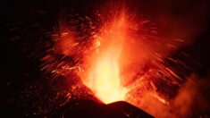La erupción de La Palma mantiene un mismo patrón y preocupa una colada