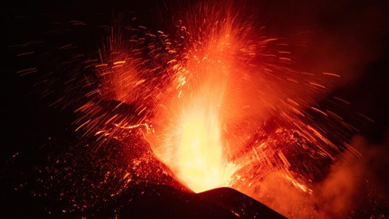 Imagen del volcán tomada en la madrugada del 29 de octubre de 2021 desde la localidad de El Paso (España), cuando la erupción de La Palma cumple 40 días ininterrumpidos de actividad. EFE/Miguel Calero
