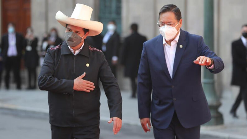 El presidente de Bolivia, Luis Arce (d), recibe a su homologo de Perú, Pedro Castillo, el 30 de octubre de 2021, en Plaza Murillo, La Paz (Bolivia). EFE/ Martín Alipaz