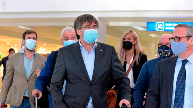 Carles Puigdemont (c), el 3 de octubre de 2021 en el aeropuerto de Alghero (Italia). EFE/EPA/Claudia Sancius