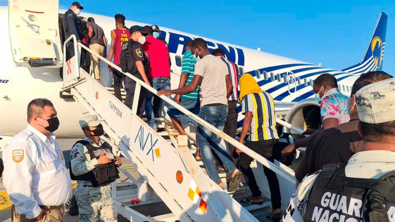 Fotografía cedida por el Instituto Nacional de Migración (INM) que muestra a migrantes de Haití mientras abordan un avión para ser trasladados a su lugar de origen el 6 de octubre de 2021, en Tapachula, estado de Chiapas (México). EFE/ Instituto Nacional De Migración
