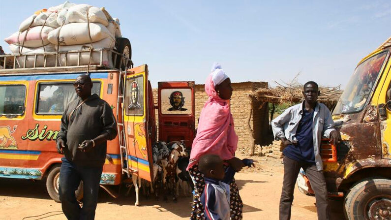 Imagen de archivo de varias habitantes de Niono, Mali. EPA/Nic Bothma