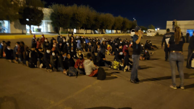Autoridades mexicanas interceptaron a 652 migrantes, 355 de ellos menores, que eran transportados en tres camiones en una carretera del nororiental estado de Tamaulipas, según informaron este viernes fuentes oficiales. (Cortesía de Instituto Nacional de Migración)