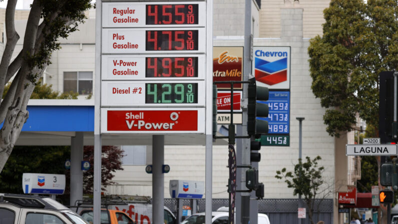 Los precios de la gasolina, cercanos a los 5 dólares por galón, se muestran en las estaciones de Chevron y Shell el 12 de julio de 2021, en San Francisco. (Justin Sullivan/Getty Images)
