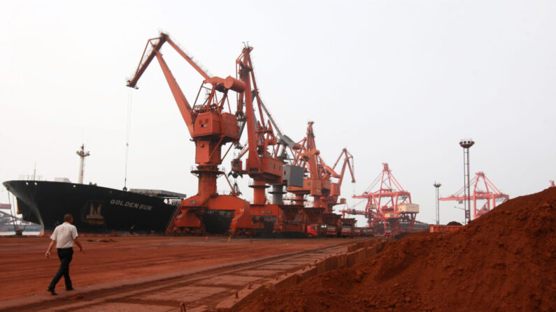 Suelo que contiene varios elementos de tierras raras para la exportación en un puerto de Lianyungang, China, en esta foto sin fecha. (STR/AFP a través de Getty Images)