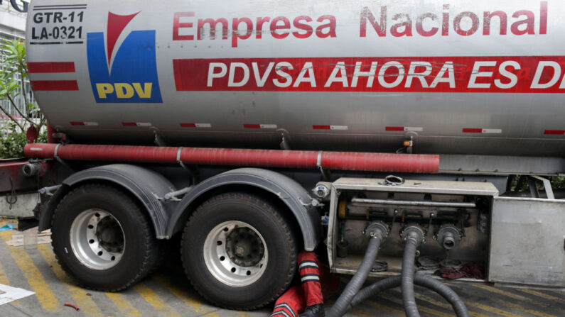 El conductor de un camión cisterna de la petrolera estatal venezolana PDVSA revisa neumáticos en una gasolinera en Caracas el 11 de marzo de 2019. (Cristian HERNANDEZ/AFP a través de Getty Images)