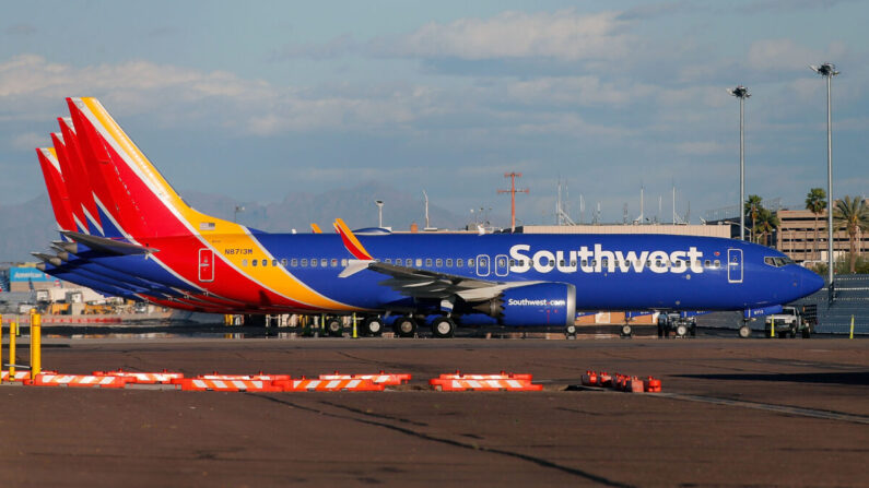 Un grupo de aviones de Southwest Airlines en la pista del aeropuerto internacional Phoenix Sky Harbor, en Phoenix, Arizona. (Foto de archivo/Ralph Freso/Getty Images)